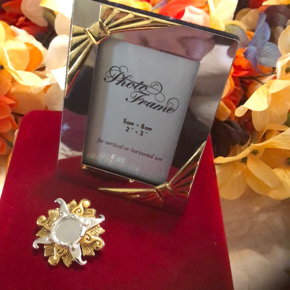 Brooch and small frame bundle